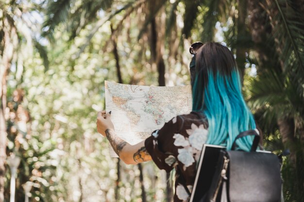 Vista traseira, de, mulher jovem, busca, para, destino, em, mapa