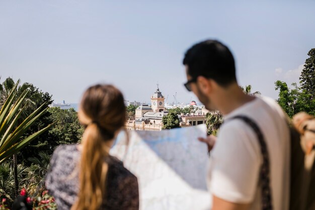 Vista traseira, de, turista, olhar, mapa, explorar, cidade