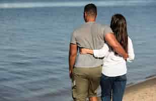 Foto grátis vista traseira de um casal abraçado na praia