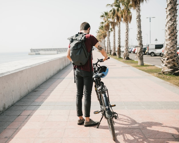 Vista traseira, de, um, ciclista, ficar, perto, bicicleta