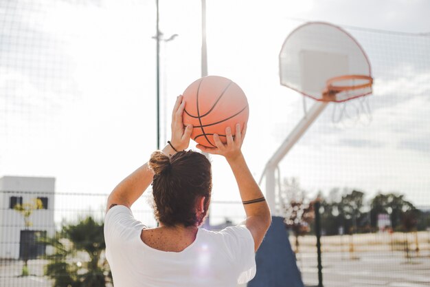 Vista traseira, de, um, homem, jogando basquetebol, em, corte