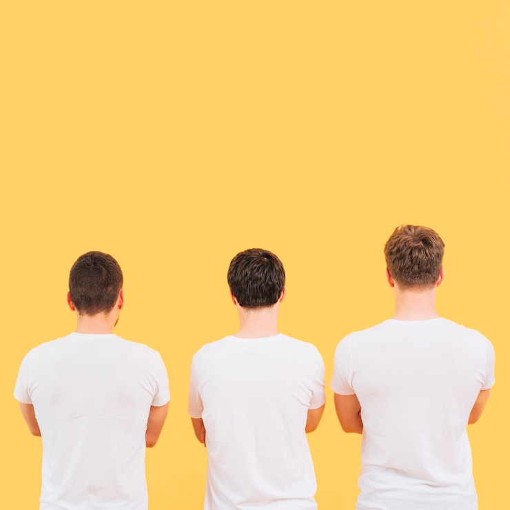 Foto grátis vista traseira, de, um, homens, em, t-shirt branca, ficar, contra, fundo amarelo