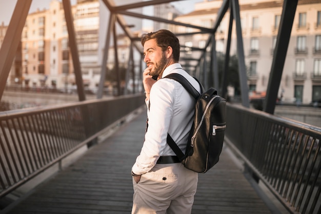 Vista traseira, de, um, macho, turista, ficar, ligado, ponte