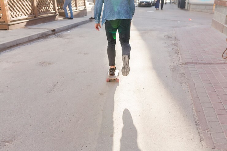 Foto grátis vista traseira, de, um, pessoa, patinar, ligado, rua