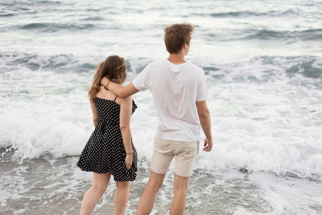 Foto grátis vista traseira do casal olhando para o mar