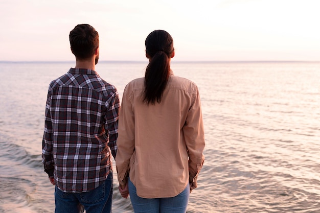 Foto grátis vista traseira do casal olhando para o mar