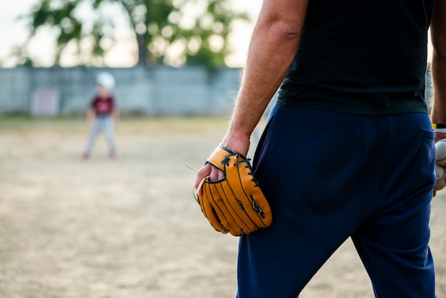 Vista traseira do homem com luva de beisebol