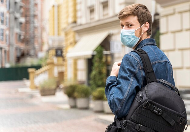 Vista traseira do homem desviando o olhar com espaço de cópia