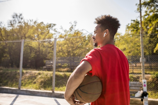 Foto grátis vista traseira do homem em um campo de basquete