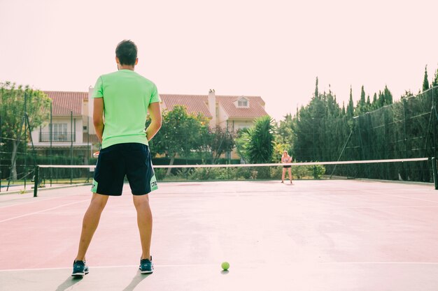 Vista traseira do jogador de tenis no tribunal