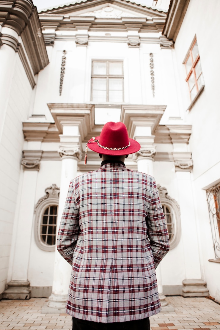 Foto grátis vista traseira elegante macho adulto posando ao ar livre