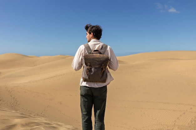 Vista traseira homem carregando mochila