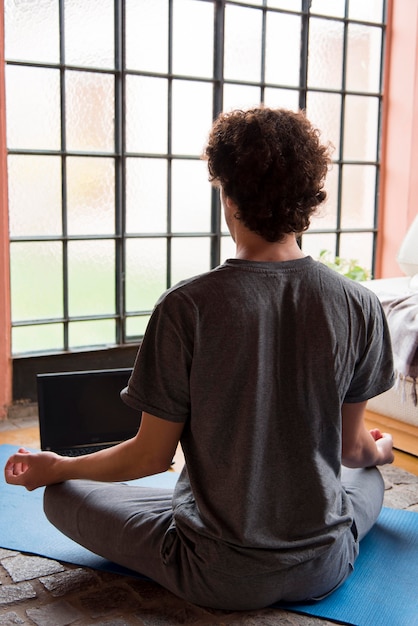 Vista traseira homem meditando