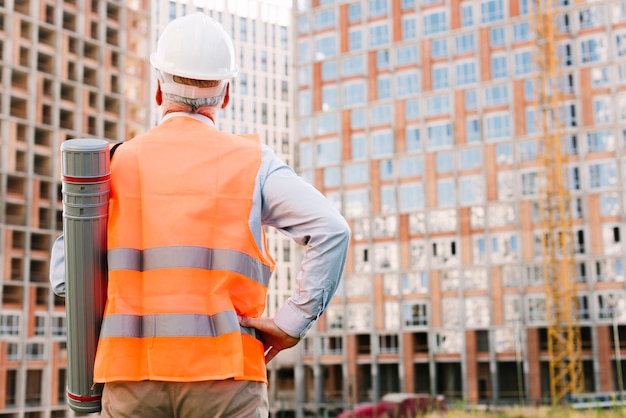 Vista traseira, homem velho, com, passe quadril