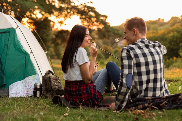 Vista traseira jovem casal curtindo a natureza juntos