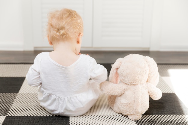 Foto grátis vista traseira menina com brinquedo