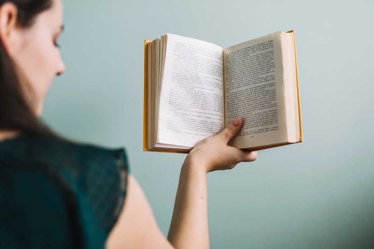 Foto grátis vista traseira, mulher, com, livro