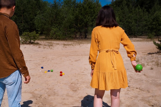 Foto grátis vista traseira mulher jogando bola