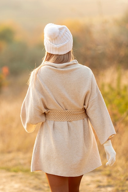 Foto grátis vista traseira mulher loira vestindo um gorro branco