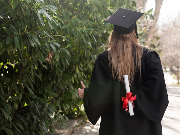 Vista traseira, mulher, segurando, dela, diploma