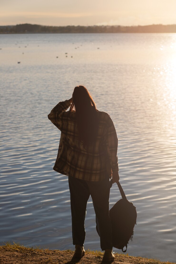 Foto grátis vista traseira mulher segurando mochila