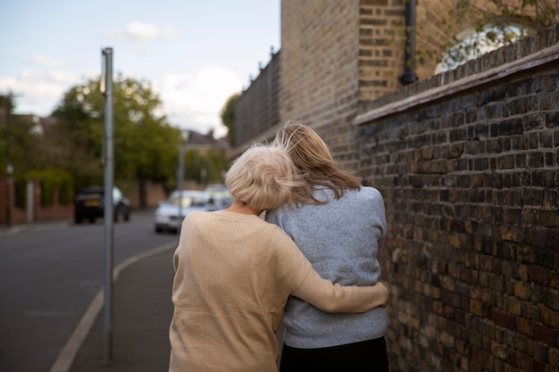 Vista traseira mulheres caminhando juntos