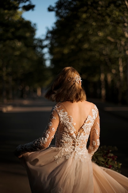 Foto grátis vista traseira noiva caminhando ao ar livre