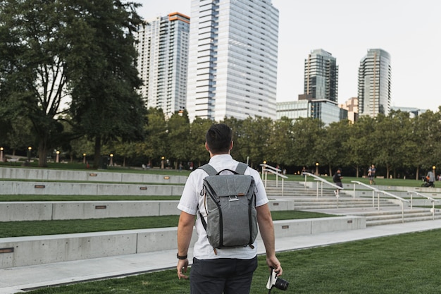 Vista traseira viajante com mochila de férias