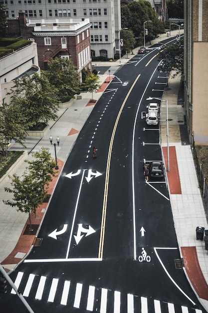 Vista urbana com carros na rua