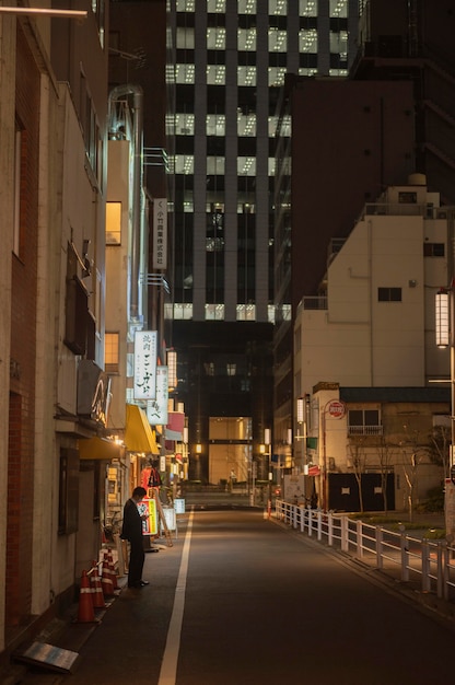 Foto grátis vista urbana com homem na rua