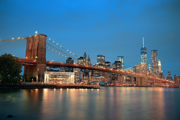 Vista urbana do centro de Manhattan com a ponte do Brooklyn à noite