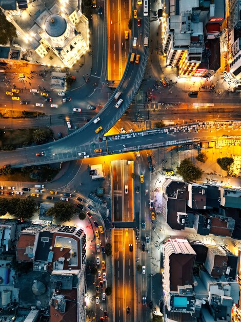 Vista vertical aérea de drones de istambul à noite turquia edifícios residenciais e estradas com luzes noturnas de carros em movimento