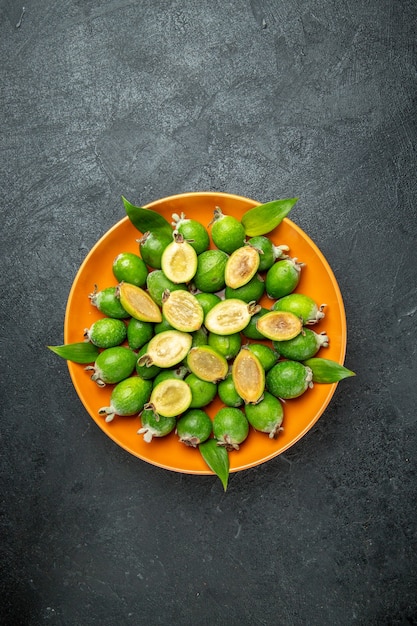 Foto grátis vista vertical de feijoas verdes frescas naturais