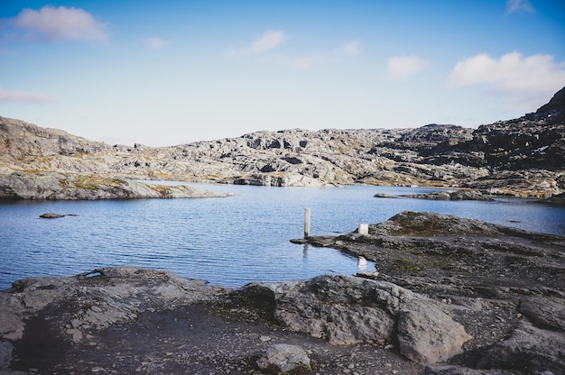 Foto grátis vistas deslumbrantes do parque nacional norueguês, rio e fiordes em dia claro.