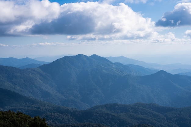 Vistas do horizonte nas montanhas