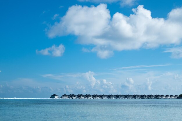 Vistas incríveis do oceano azul das Maldivas