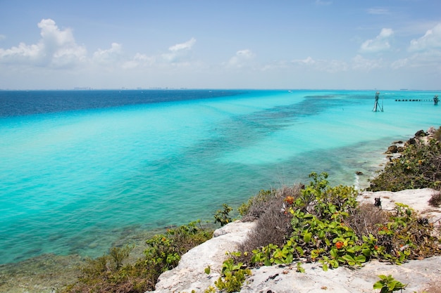 Vistas magníficas do mar do caribe de águas azul-turquesa e azul da ilha das mulheres no méxico