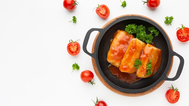 Visto acima, um arranjo de comida saborosa.