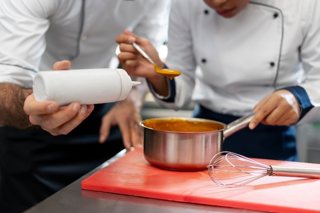 Foto grátis visto de frente chefs profissionais trabalhando juntos