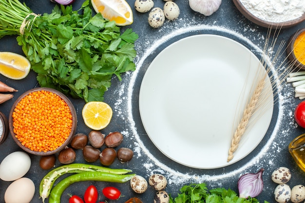 Visualização horizontal da preparação do jantar com pacotes de ovos e vegetais frescos verdes em azul escuro