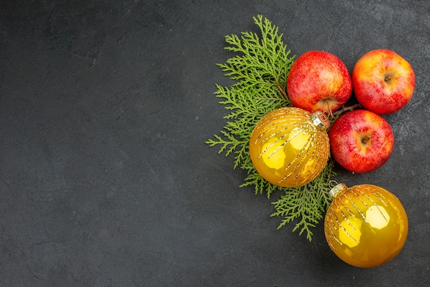 Foto grátis visualização horizontal de maçãs frescas orgânicas naturais e acessórios de decoração em fundo preto