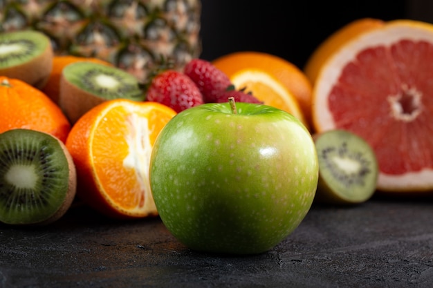 Vitamina madura suculenta colorida de maçã verde enriquecida com frutos maduros frescos isolados em cinza