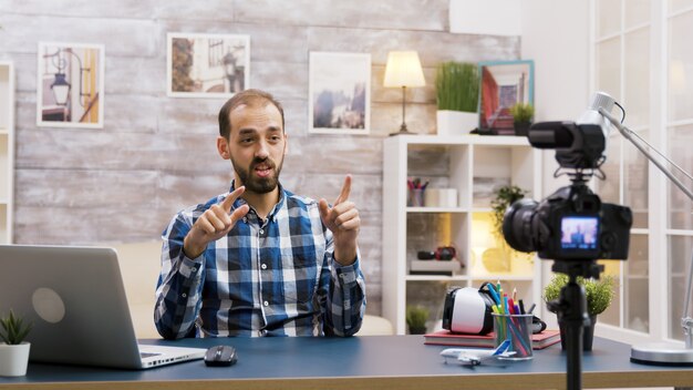 Vlogger caucasiano gravando um podcast para mídia social. Jovem influenciador criativo.