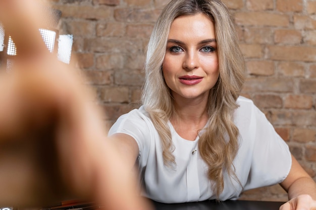 Foto grátis vlogger de beleza ajustando a câmera