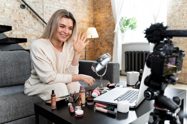 Foto grátis vlogger de beleza fazendo um vídeo em casa