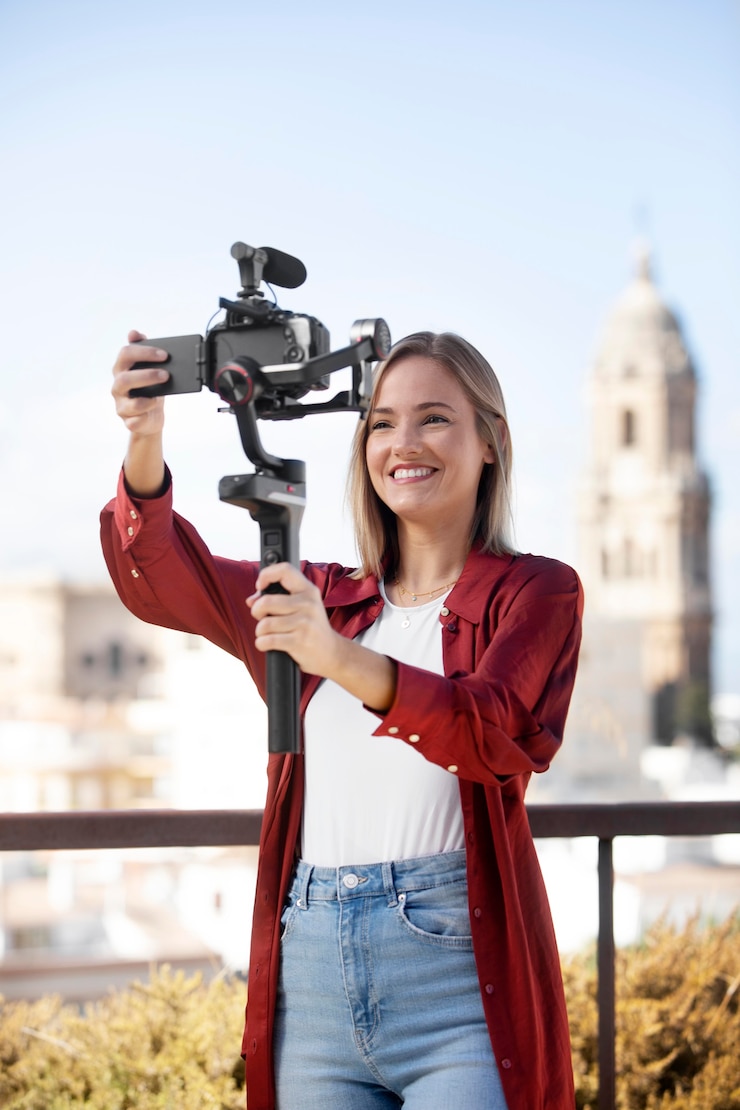 Foto grátis vlogger em streaming enquanto viaja