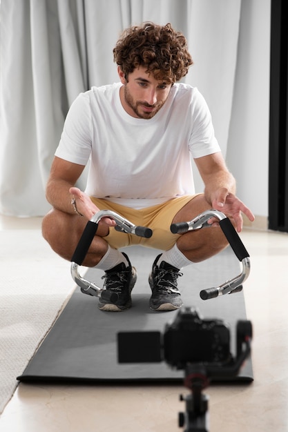 Foto grátis vlogger fazendo tutoriais de esportes