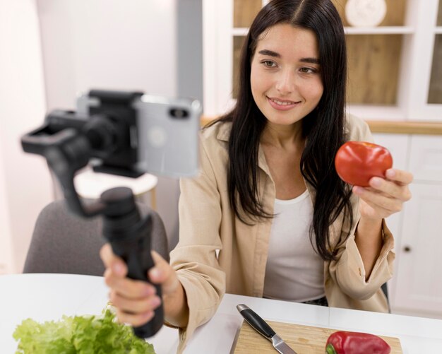 Vlogger feminina em casa gravando vídeo