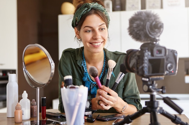 Vlogger feminina filmando vídeo de maquiagem