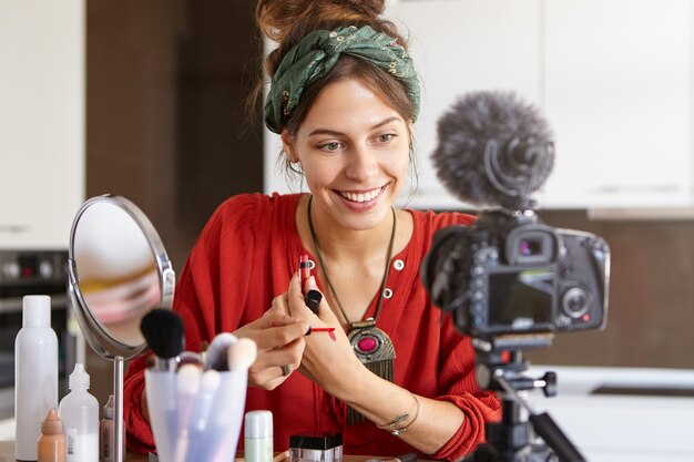 Vlogger feminina filmando vídeo de maquiagem